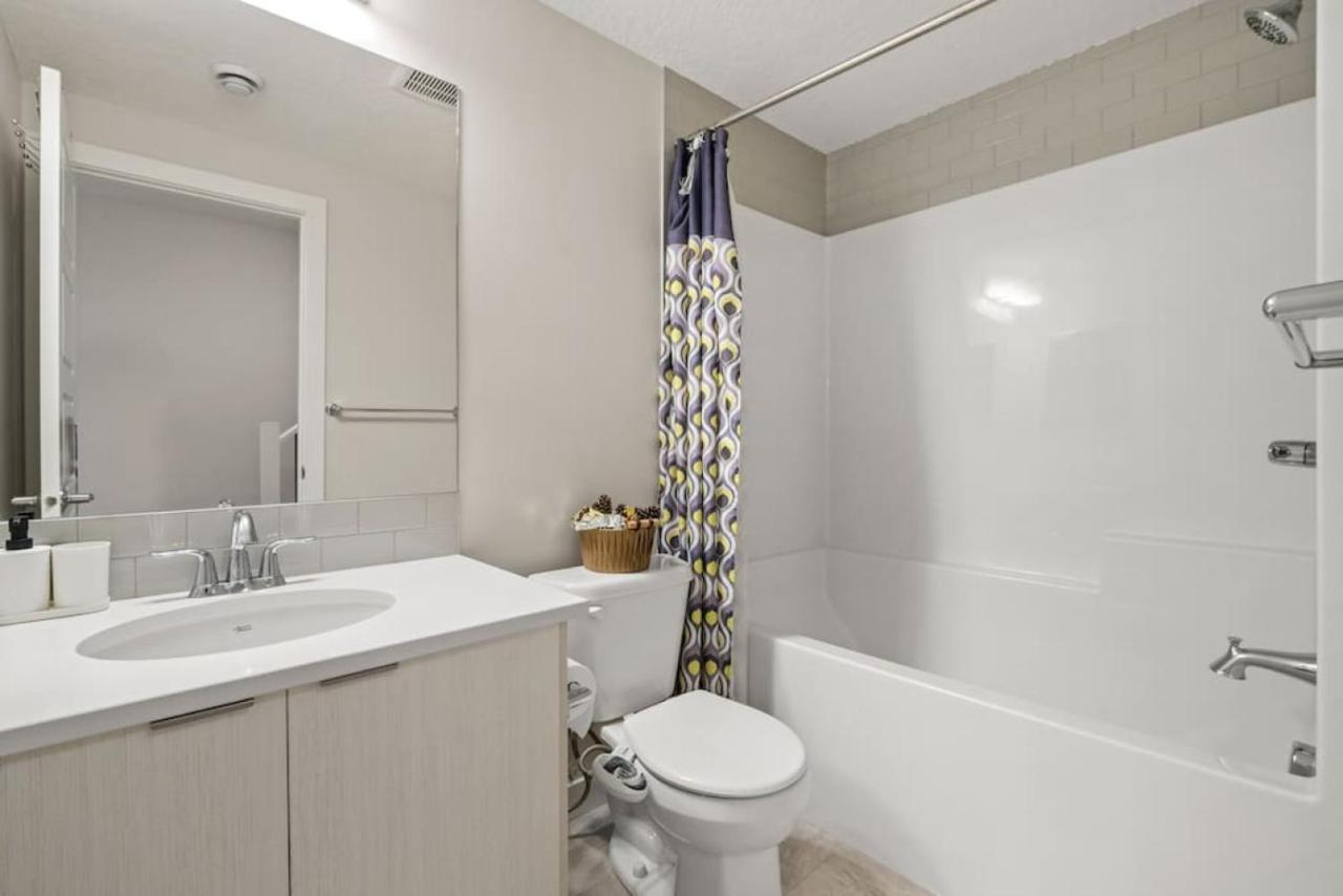 Private With Free Banff Pass, Netflix, Patio, Sleeps 4 * Calgary